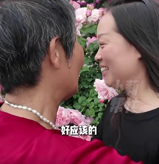 儿媳妇喜欢花，河南婆婆整出一院子花墙！网友酸了：换个婆婆吧......