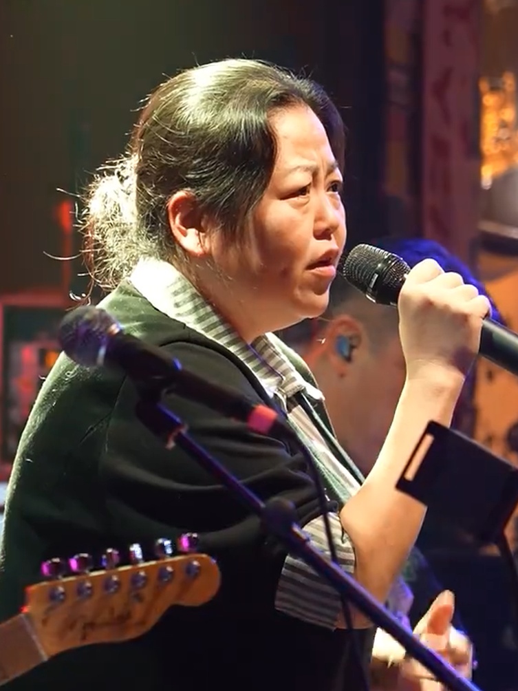 “雄鹰一样的女人”孔苑苑病逝，年仅44岁，此前在课堂上即兴弹唱《无地自容》走红网络，知情人：是急性肺炎，昏迷8天后离世