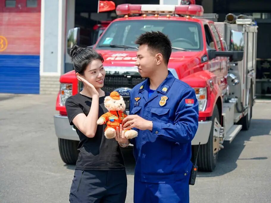 没有婚纱、也没有布景！消防员的意外“婚纱照”