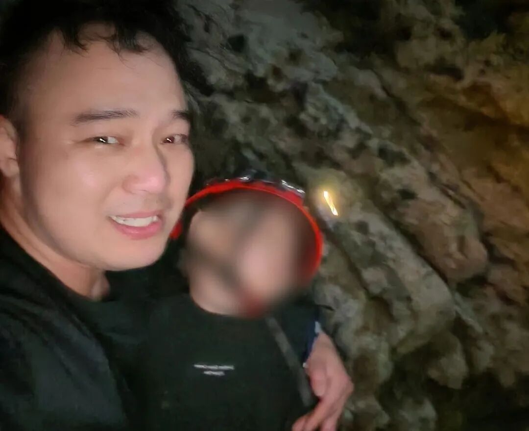 父母互相拍照6岁儿子失足坠崖，掉进离江面仅50公分的夹缝，“再晚就将被江水吞没”