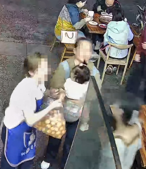1岁女童被异物卡喉，成都一女店主冲出急救：事后手都在抖，但又觉得自己好勇敢