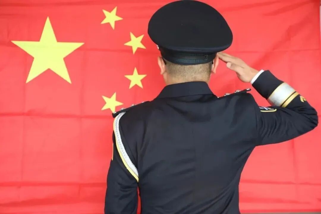 致敬！他虽然不能公布照片，但胸前的五星红旗格外耀眼