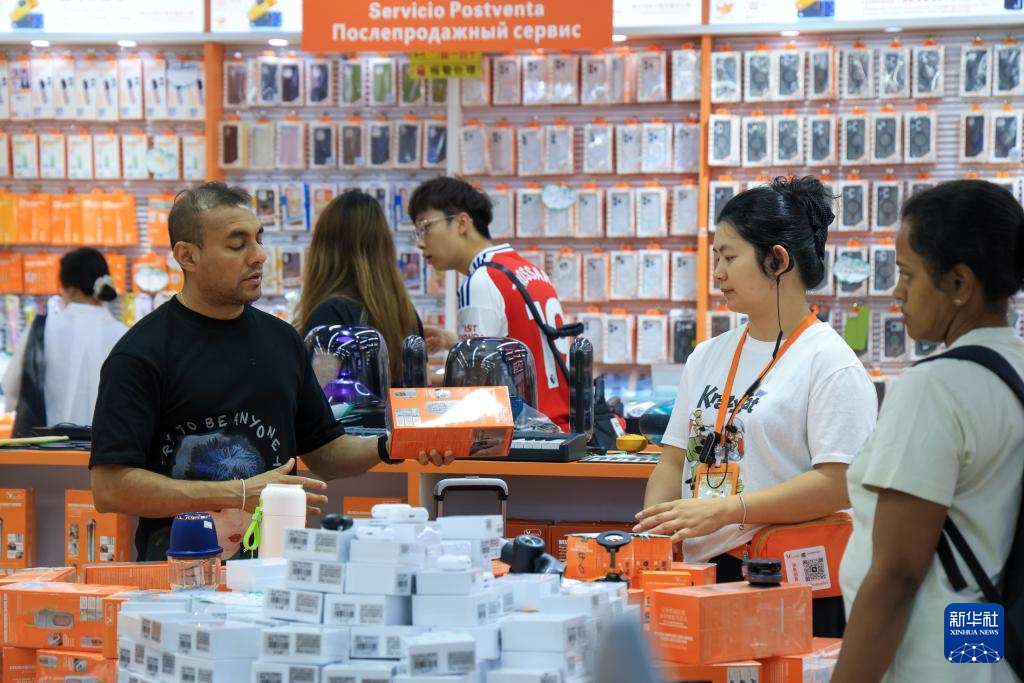 “中国电子第一街”假日消费热潮涌动