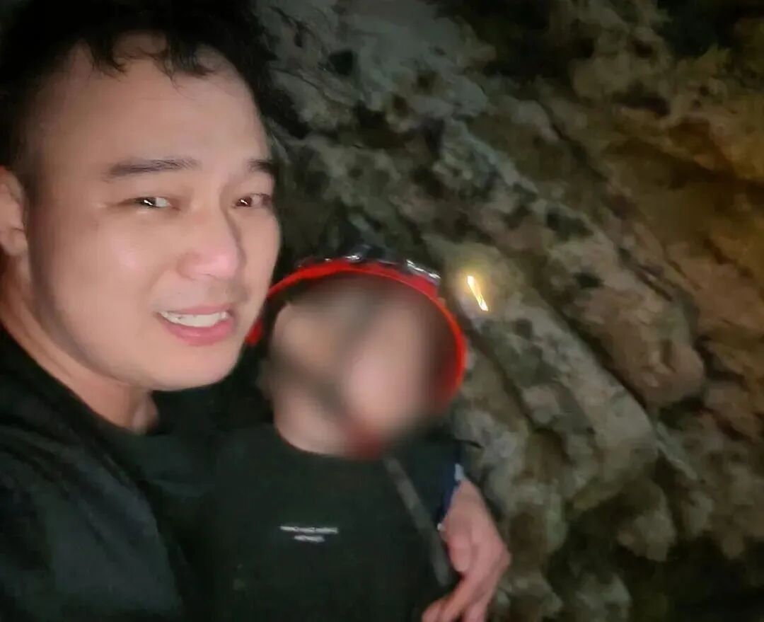 6岁男童滑落山崖，坠入岩壁夹缝，离江面仅半米！正值江水涨潮，30余人紧急营救——