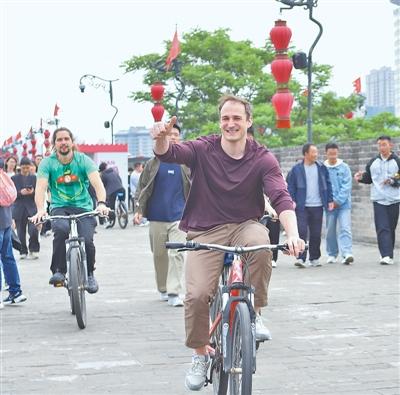 中国游中国购热情持续高涨（经济新方位·聚焦假期消费）