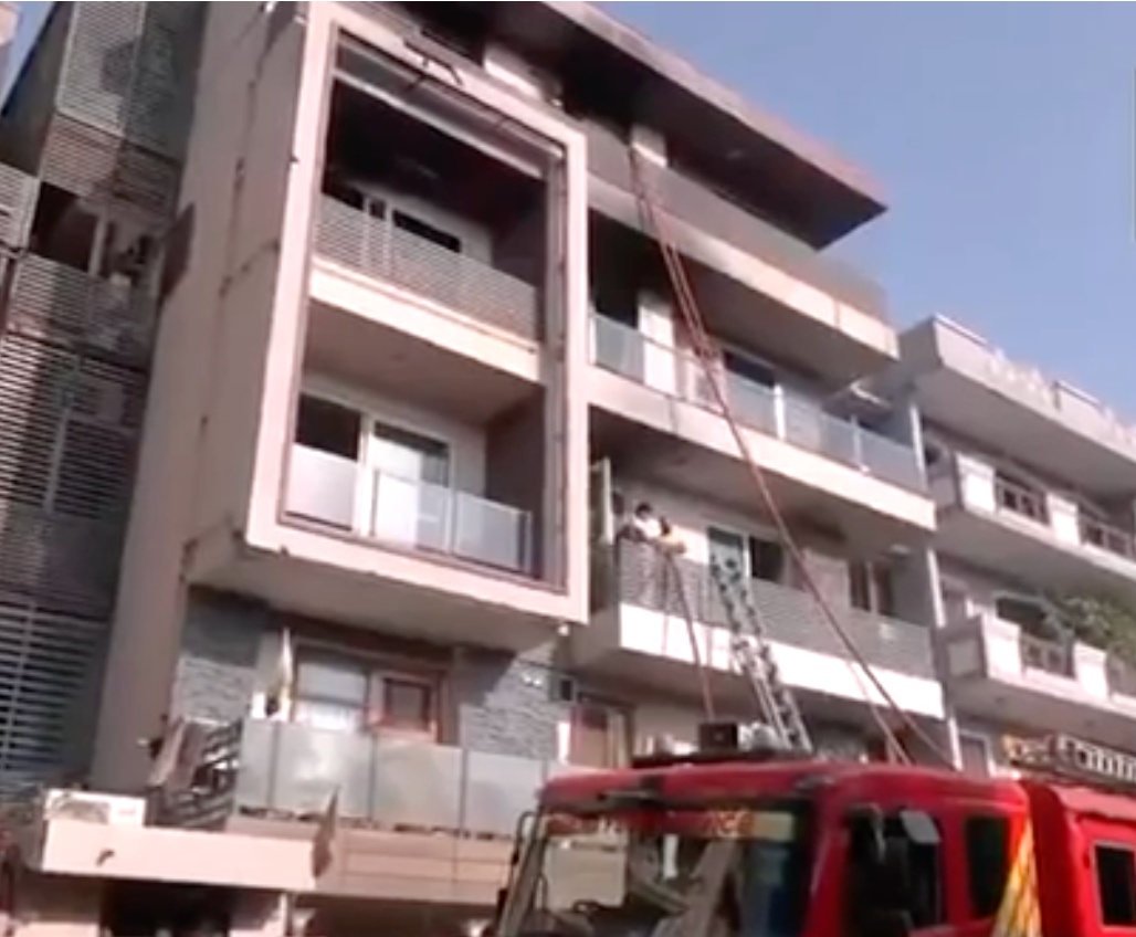 印度德里东部一居民楼起火 至少造成9人死亡