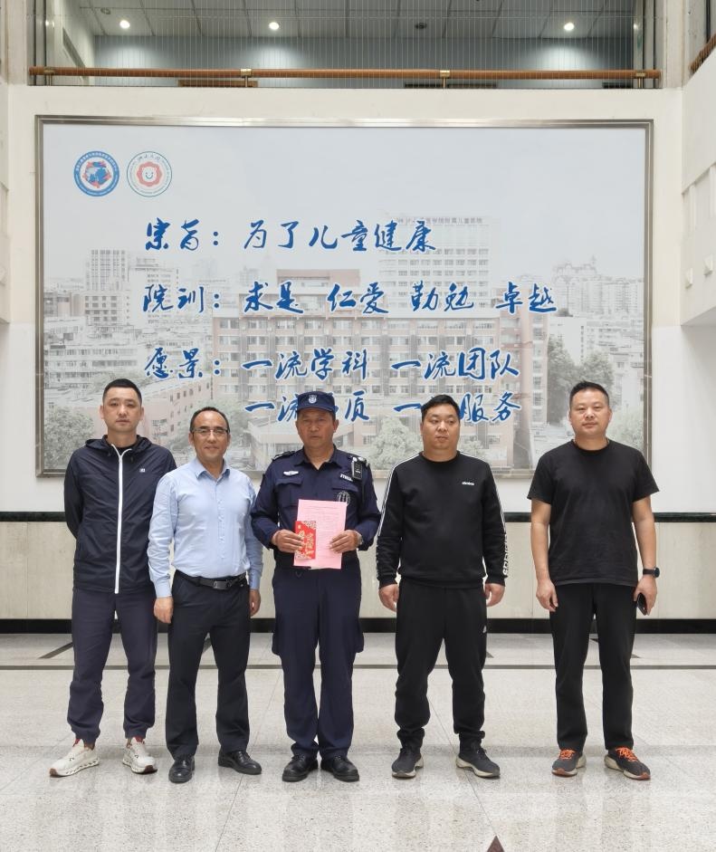 无数网友点赞！浙大儿院一保安被表扬，当事人：这没什么，每天就是这么做的