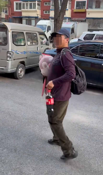 沈阳一男子被残障人士领去超市，花6块5买可乐：他高兴，老板娘高兴，我也高兴