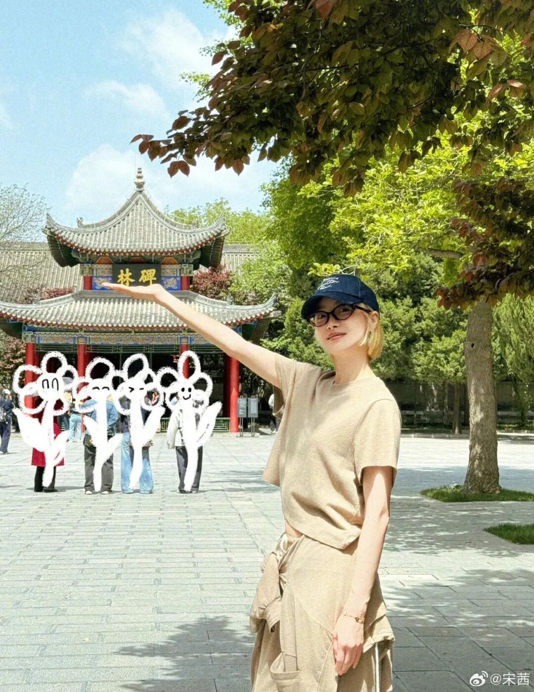 知名女演员现身西安景区！网友表示：下次打卡同款