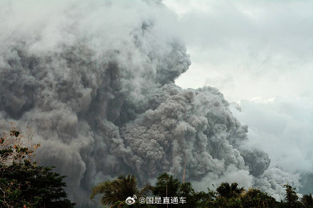 菲律宾马荣火山喷发大量火山灰 超10万人受灾