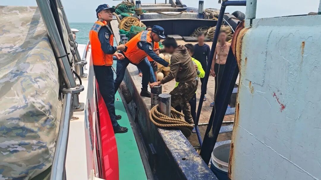 广东一男子独自出海后彻夜未归，落水后在海上漂流6个多小时，海警紧急救援→