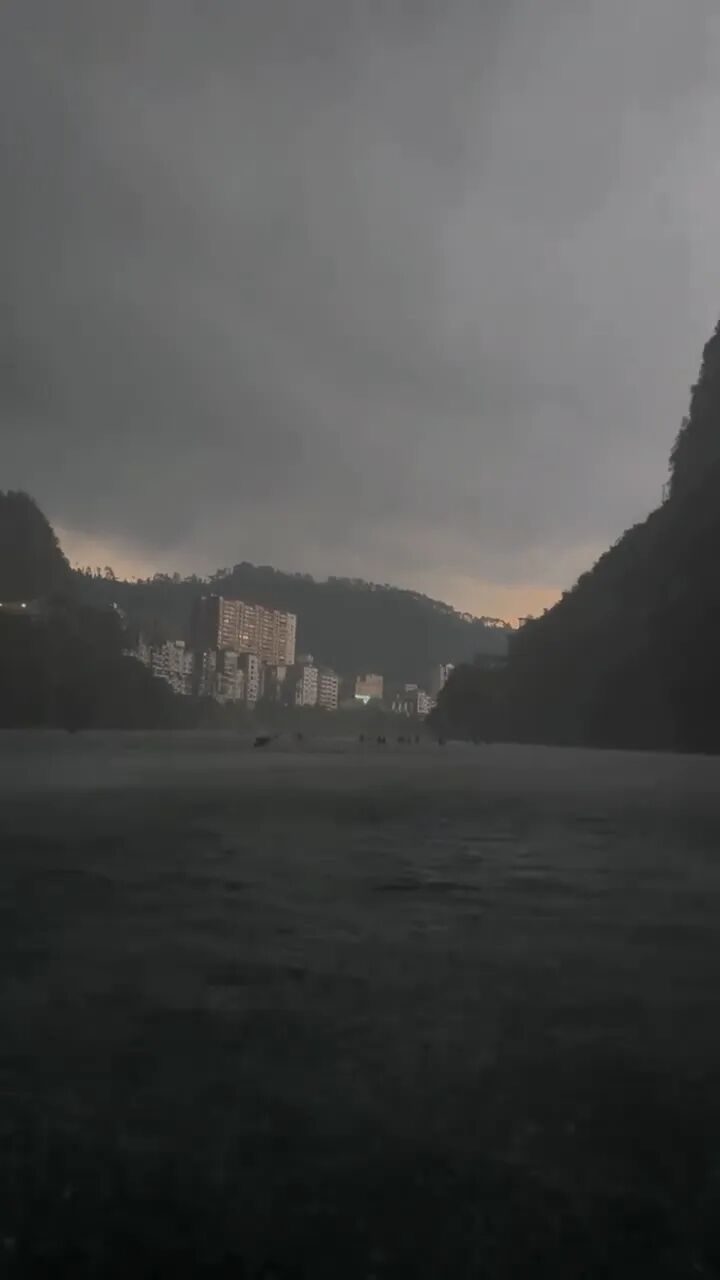 “天空瞬间变黑”，游客在广西红水河玩桨板突遇暴风雨 文旅局：救援及时，无人员伤亡
