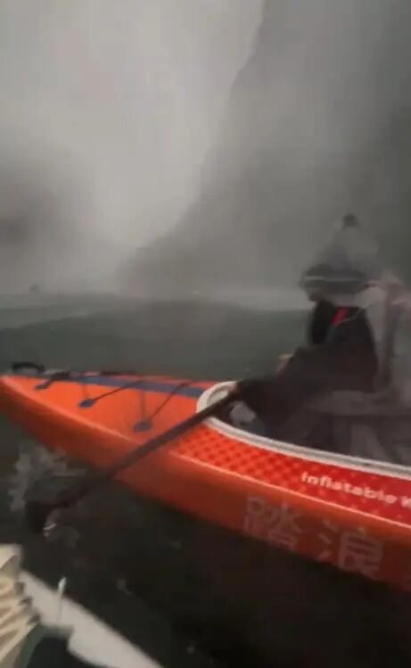 “天空瞬间变黑”，游客在广西红水河玩桨板突遇暴风雨 文旅局：救援及时，无人员伤亡