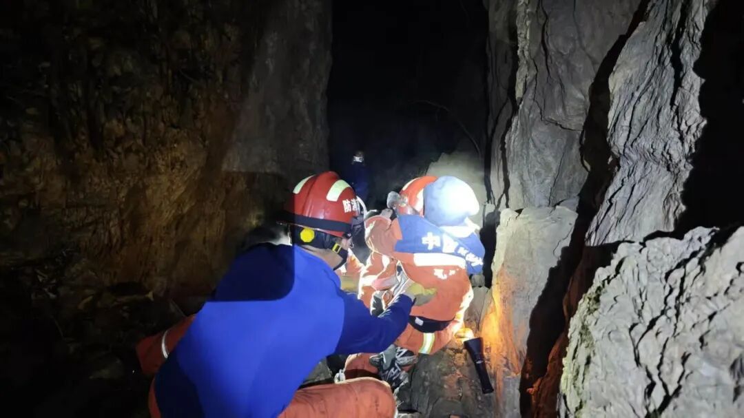 一家三口被困深山 北京平谷消防深夜紧急救援