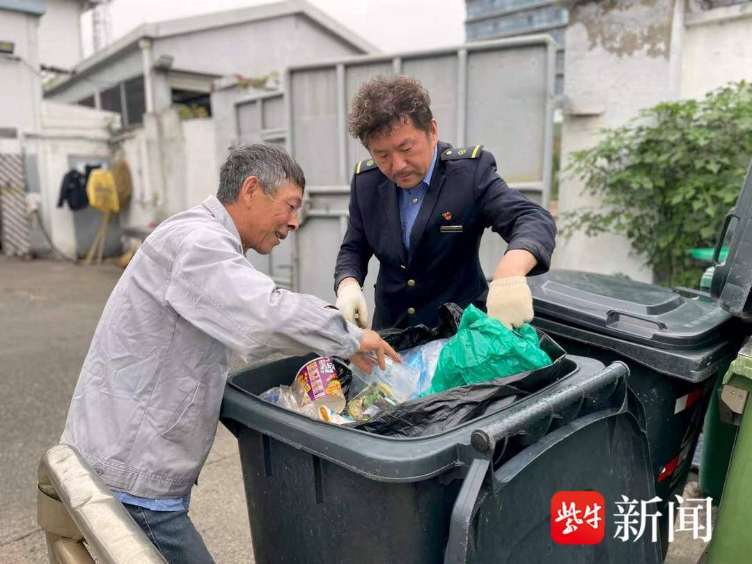 “别急，我们帮你找！”铁路南京站职工垃圾堆里翻回旅客失物