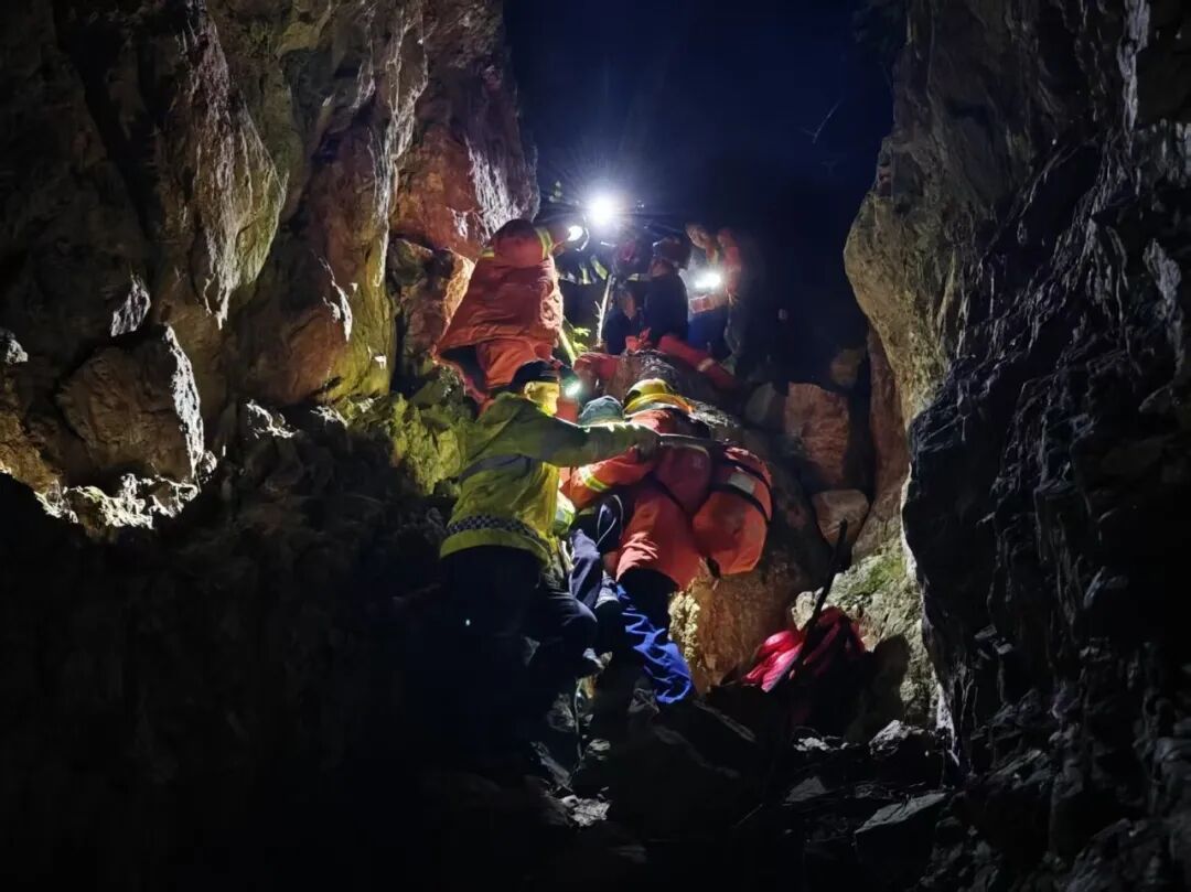一家三口被困深山 北京平谷消防深夜紧急救援