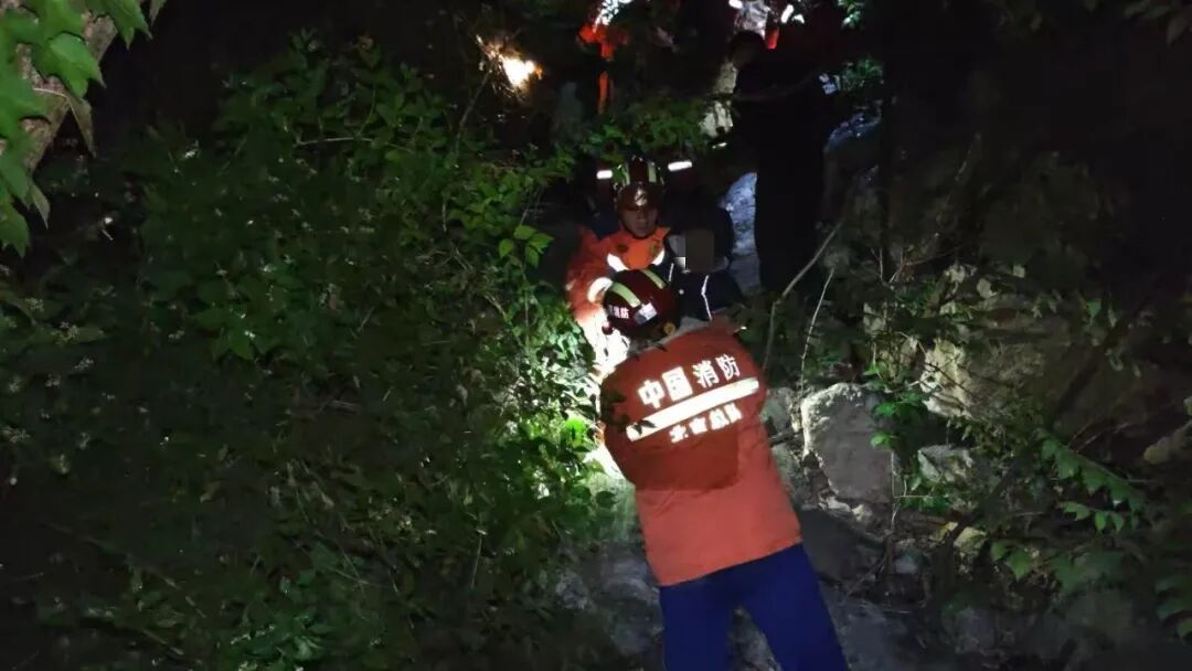 一家三口被困深山 北京平谷消防深夜紧急救援