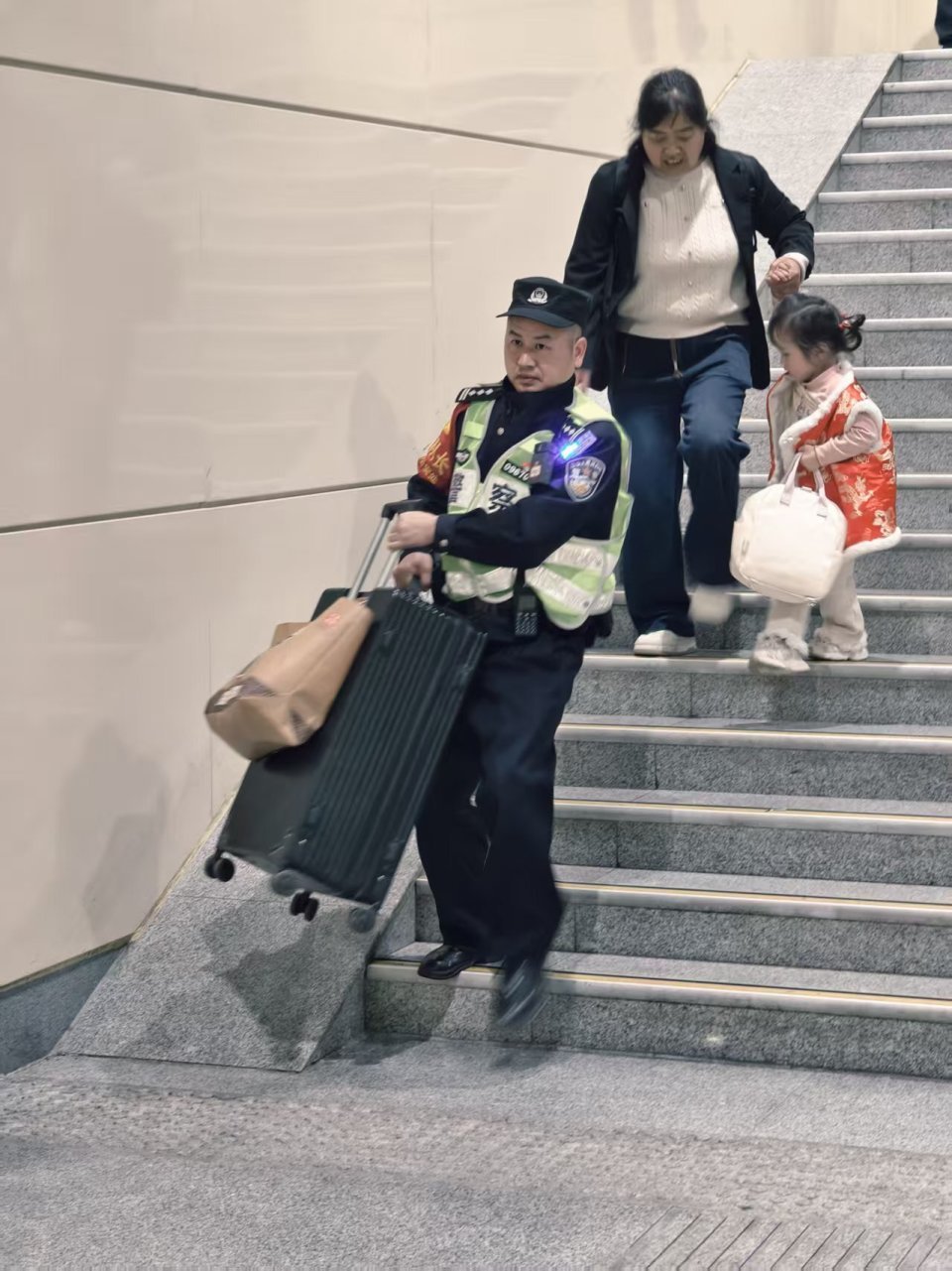长沙一游客将手机遗落在高铁车厢，列车已入库检修，铁警逐节车厢查找交还