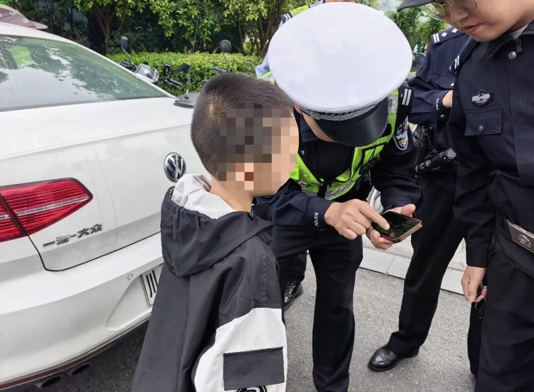 热心男子与成都交警接力相助，走失男童平安回家