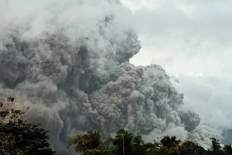 菲律宾火山喷发大量火山灰，致超10万人受灾