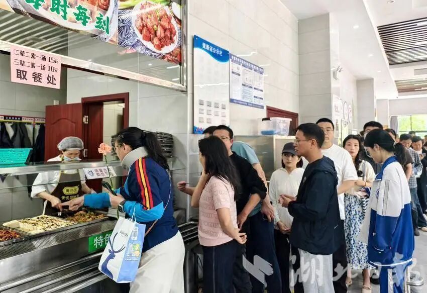 五一假期，多地升级版政府食堂获点赞