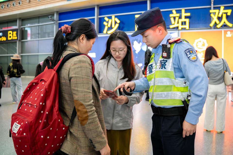 长沙一游客将手机遗落在高铁车厢，列车已入库检修，铁警逐节车厢查找交还