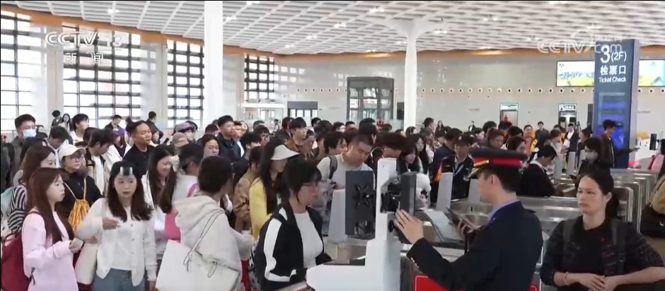 超2.9亿人次！假期过半 全国交通出行继续保持高位运行