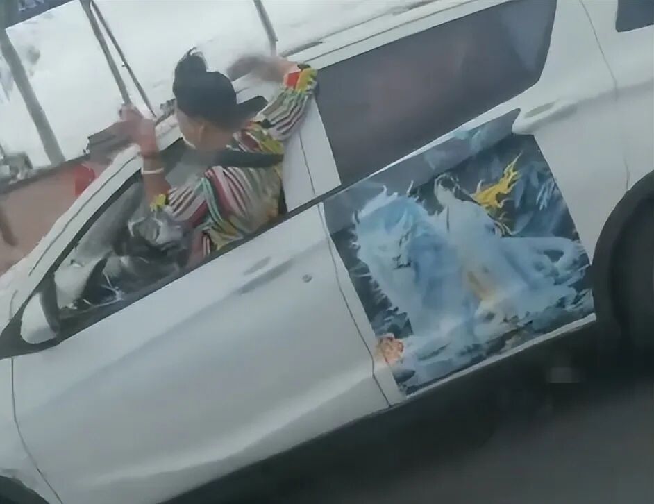 辽宁一女子驾车双手离开方向盘，半个身子探出车窗外，交警回应