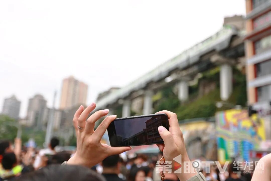 拍“吃单轨”照片听取“啊”声一片，“五一”假期你打卡了重庆哪些景点？