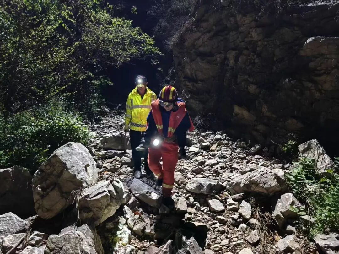 一家三口被困深山 北京平谷消防深夜紧急救援