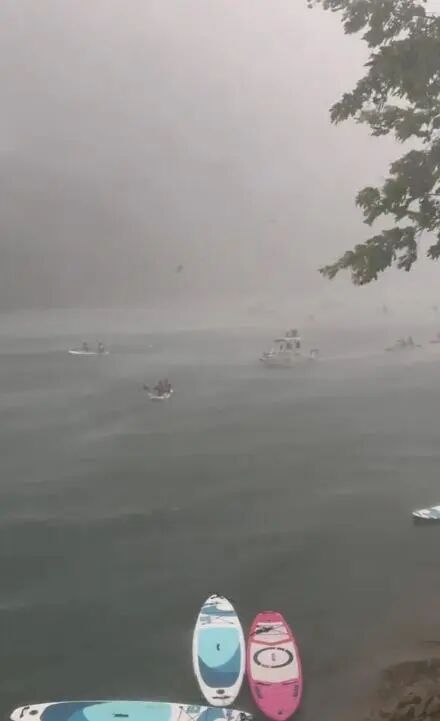 “天空瞬间变黑”，游客在广西红水河玩桨板突遇暴风雨 文旅局：救援及时，无人员伤亡