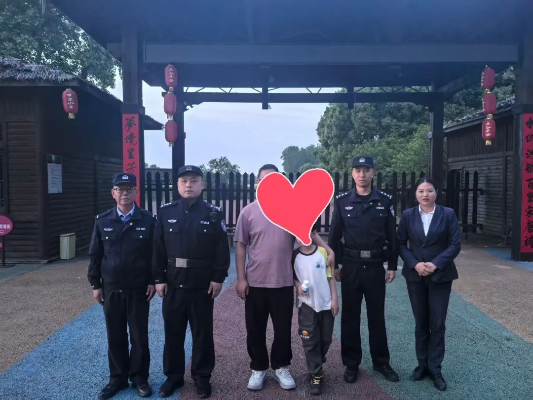 8岁游客负气出走 仙桃警民4小时上演“爱的接力”