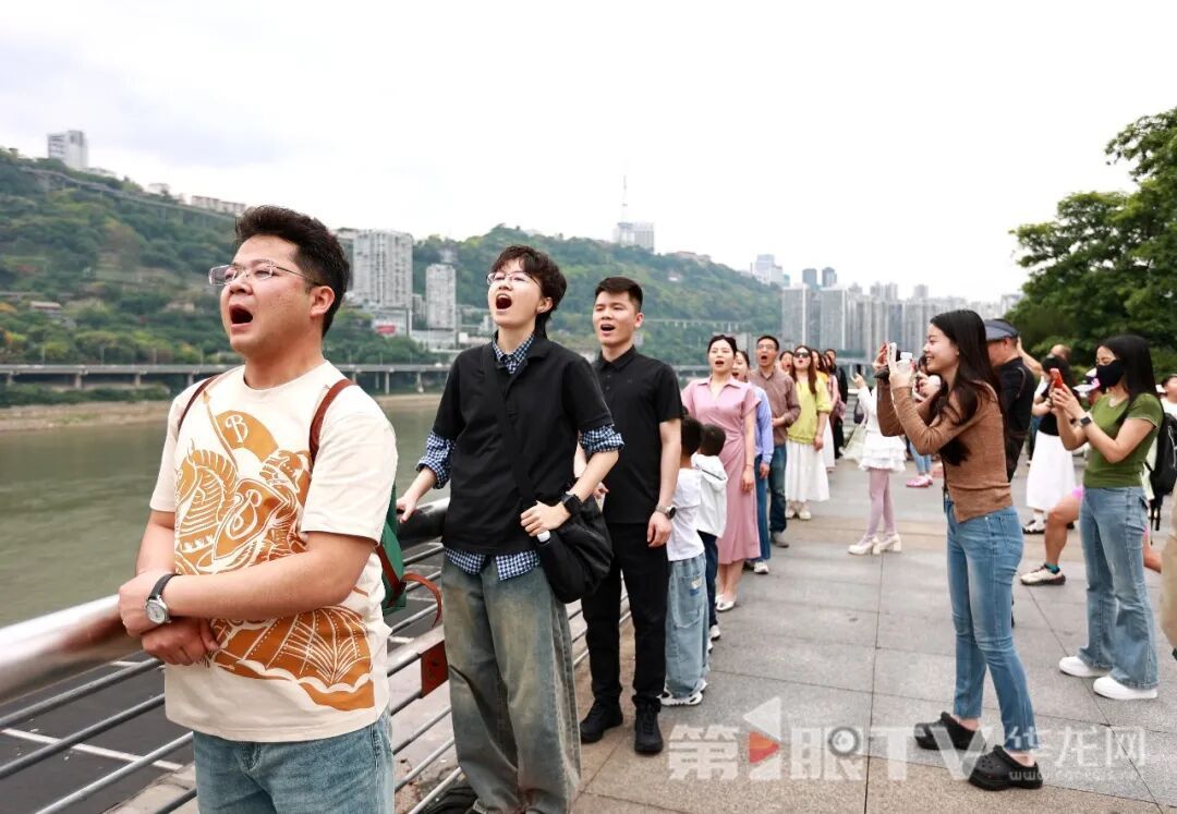 拍“吃单轨”照片听取“啊”声一片，“五一”假期你打卡了重庆哪些景点？