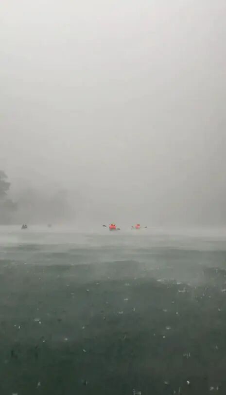 “天空瞬间变黑”，游客在广西红水河玩桨板突遇暴风雨 文旅局：救援及时，无人员伤亡