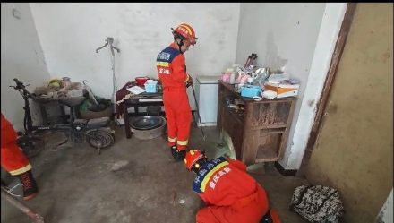 一米多长菜花蛇潜入家中，阿姨吓得立马求助消防