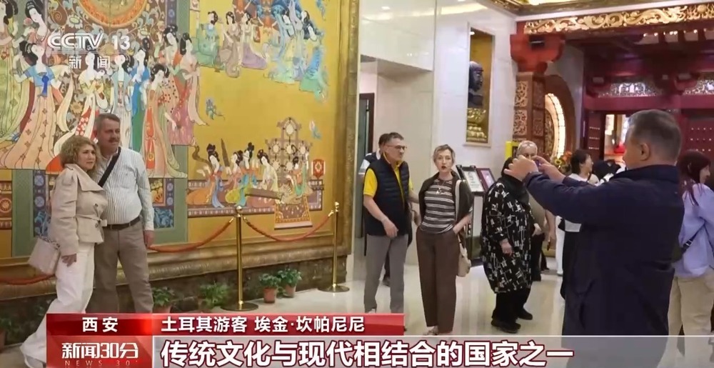 口岸客流持续攀升 多国游客入境打卡中国山水人文