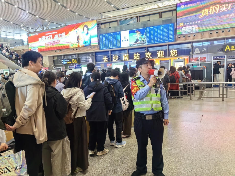 长沙一游客将手机遗落在高铁车厢，列车已入库检修，铁警逐节车厢查找交还