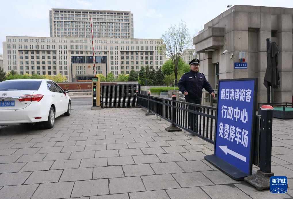 河北承德：暖心服务迎游客
