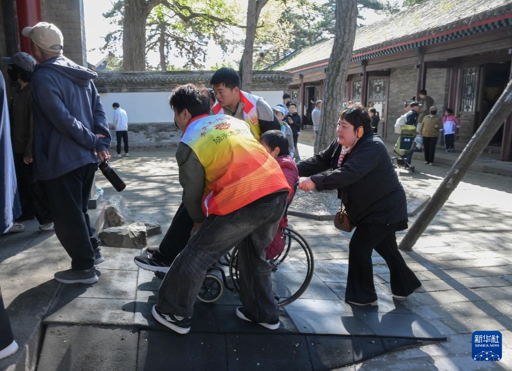 河北承德：暖心服务迎游客