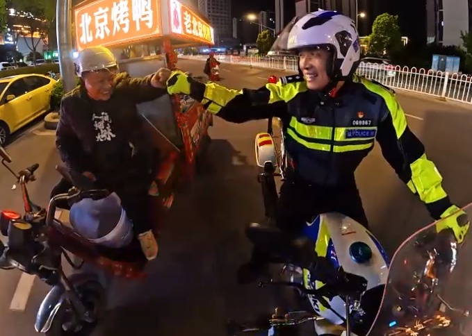 事发深夜！襄阳街头这一幕，全网刷屏！