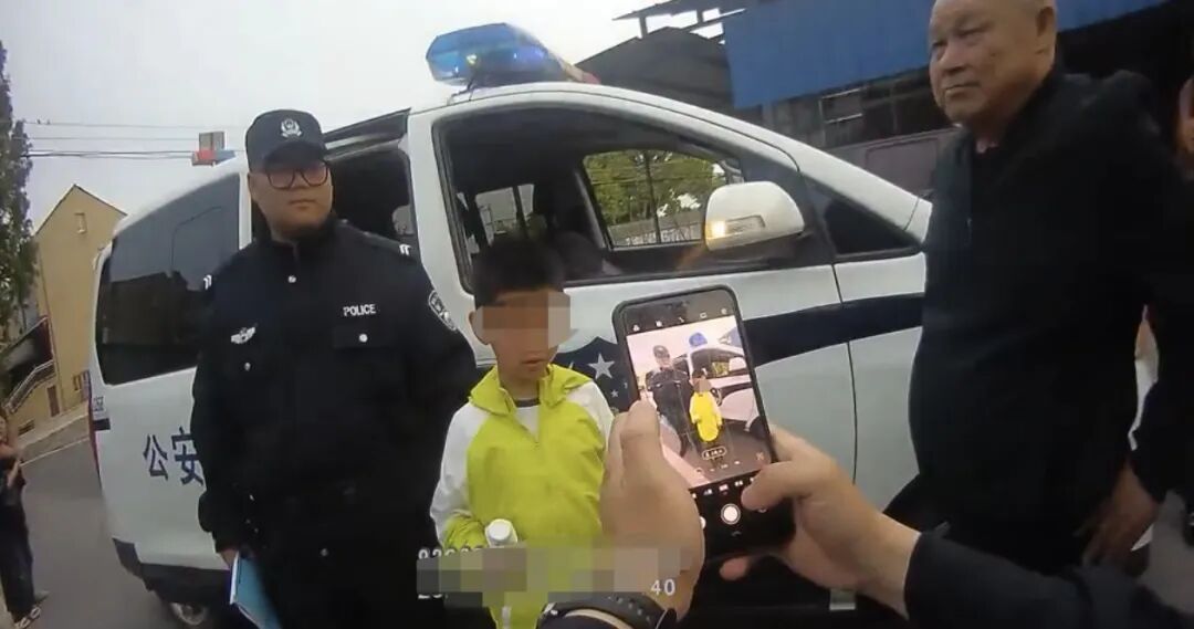 8岁游客负气出走 仙桃警民4小时上演“爱的接力”