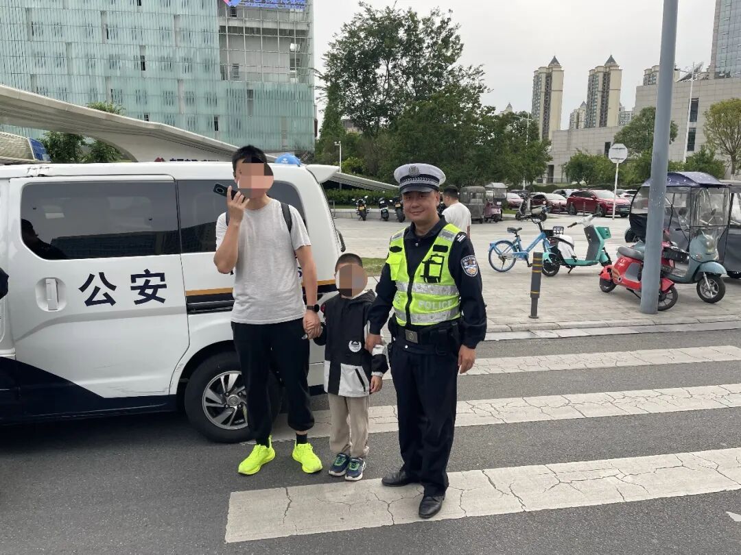 热心男子与成都交警接力相助，走失男童平安回家