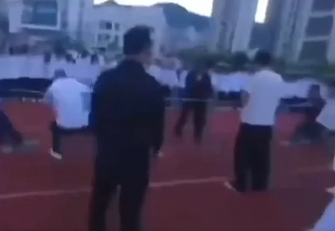 官方通报“副校长用脏话辱骂女学生”：当事人已被停职检查，并向学生及家长道歉