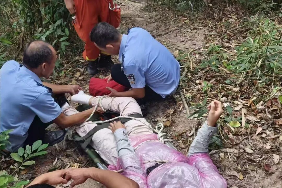三亚警方紧急救人！多人结伴登山，一女子不慎摔断腿
