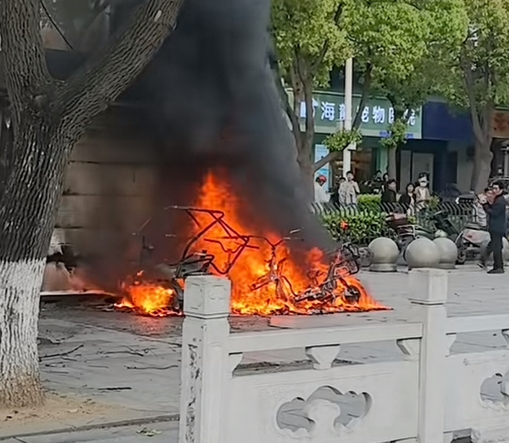 镇江一路口发生火情，浓烟滚滚！