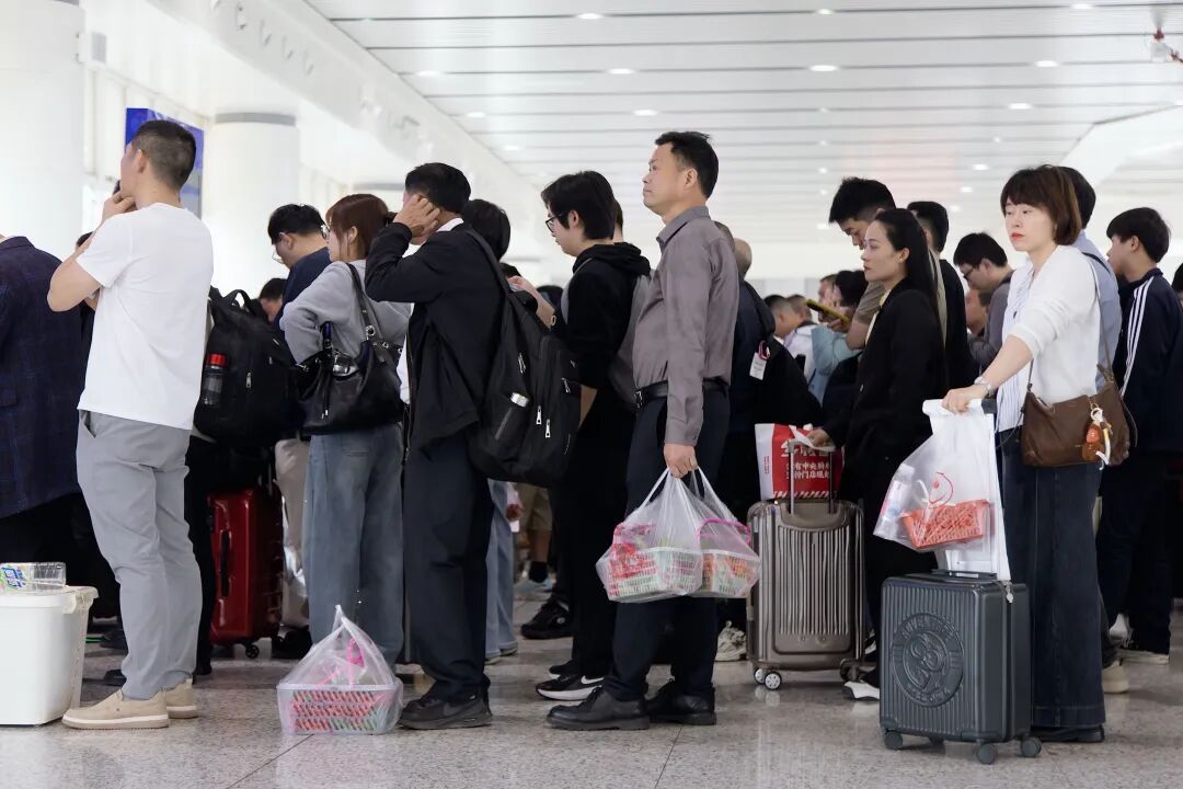 高铁站再现“人均”小红筐！旅客：忍不住开吃了