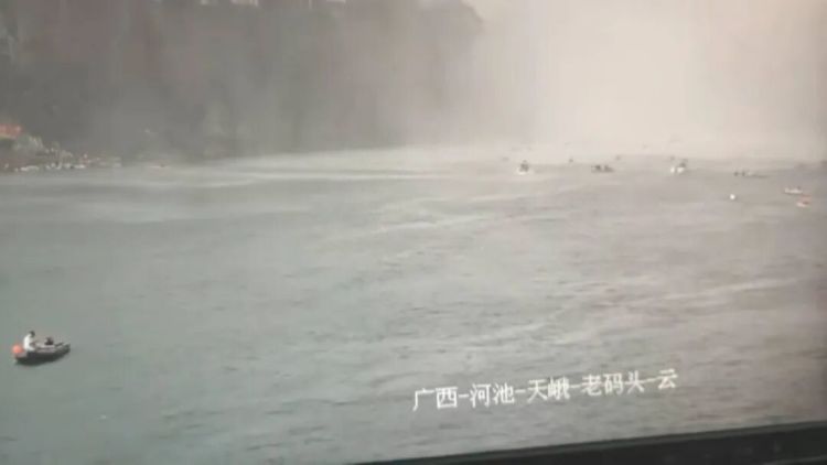 红水河“蓝刀鱼风暴”秒变体验“风暴”！广西突发强对流天气，9艘冲锋舟出动救援