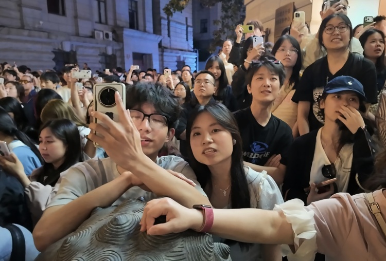 全网刷屏！短短几十秒内，路过的游客突然集体大声合唱，网友：太戳人了……