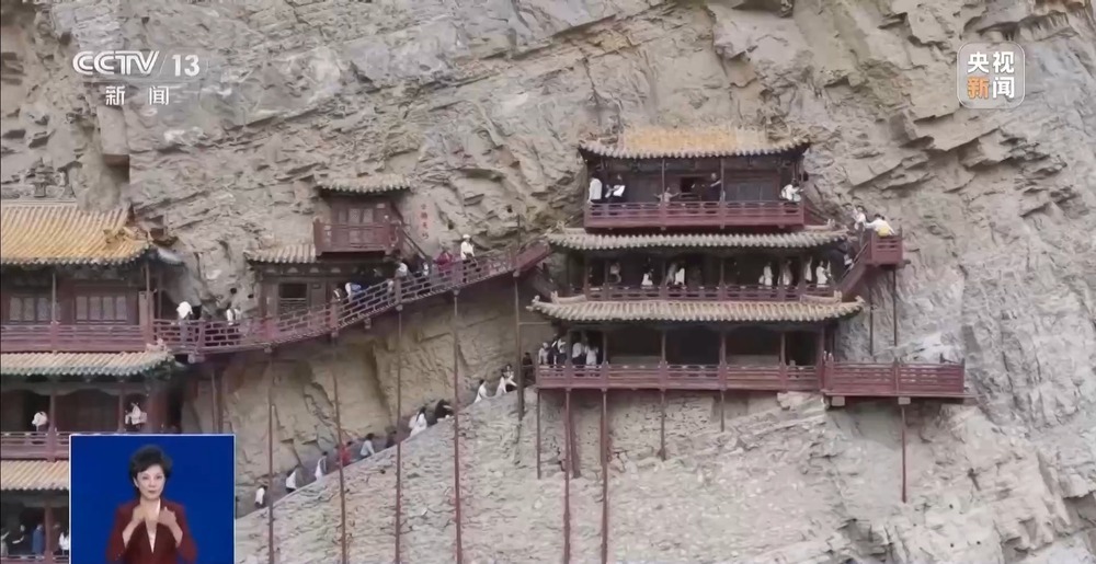 “加价”门票、落石区爬墙拍照 总台记者独家调查悬空寺景区乱象