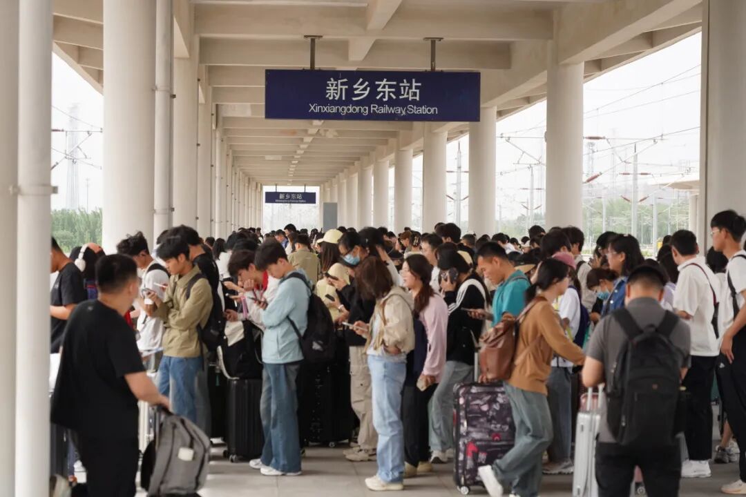 郑州铁路迎来返程客流高峰，预计发送旅客103.1万人次，北上广深等方向需求旺盛，单日发送旅客量再创假期新高